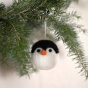Sjaal met verhaal - Vilten kerstbal pinguïn