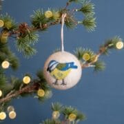 Sjaal met verhaal - Vilten bal met Pimpelmees