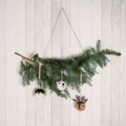 Sjaal met verhaal - Vilten kerstbal pinguïn