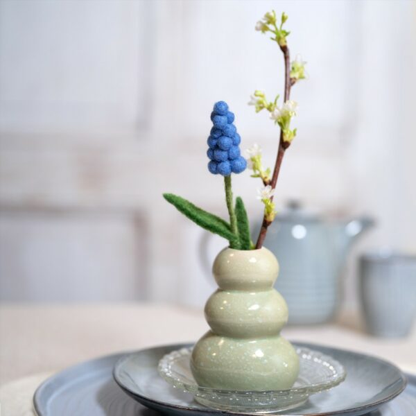 Sjaal met verhaal - vilten bloem blauw druifje