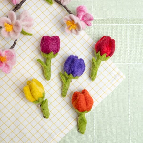 Sjaal met verhaal - Broche vilten tulp enkele kleur